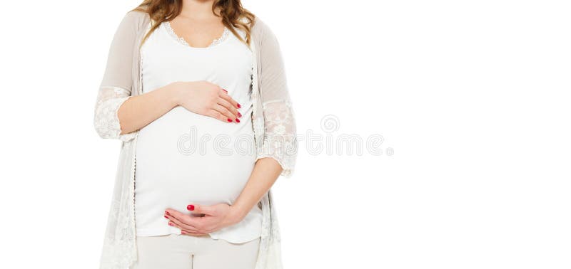 孕妇握在腹部的手在白色背景 怀孕、母道、准备和期望概念 特写镜头 免版税库存照片